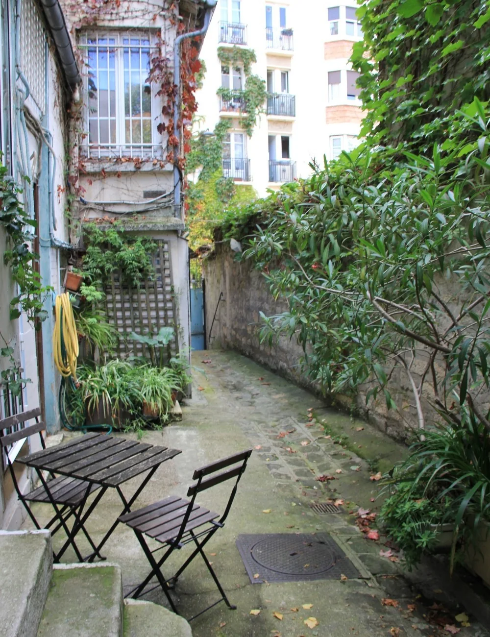 Un coin café dans l’allée. Il ne s’agit pas d’un jardin privatif.