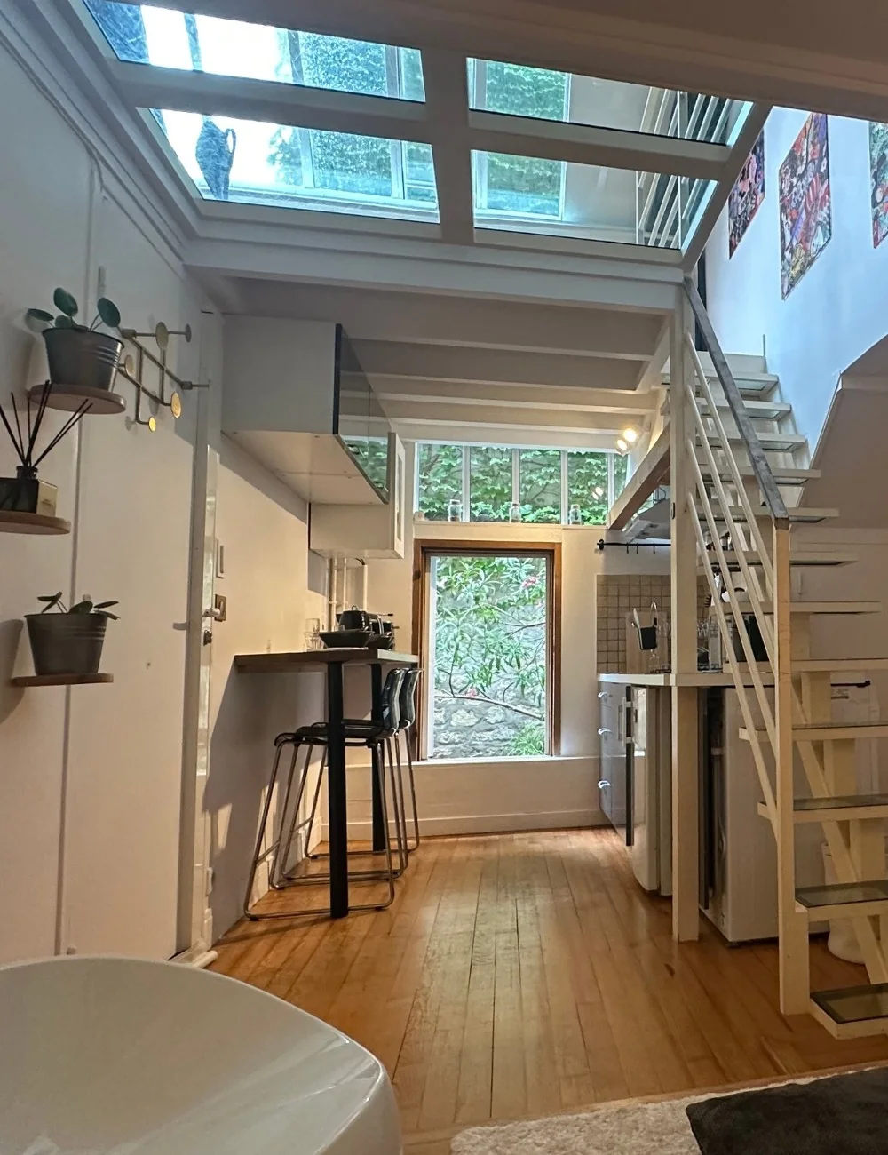 L’escalier sous le plafond vitré de L’Atelier
