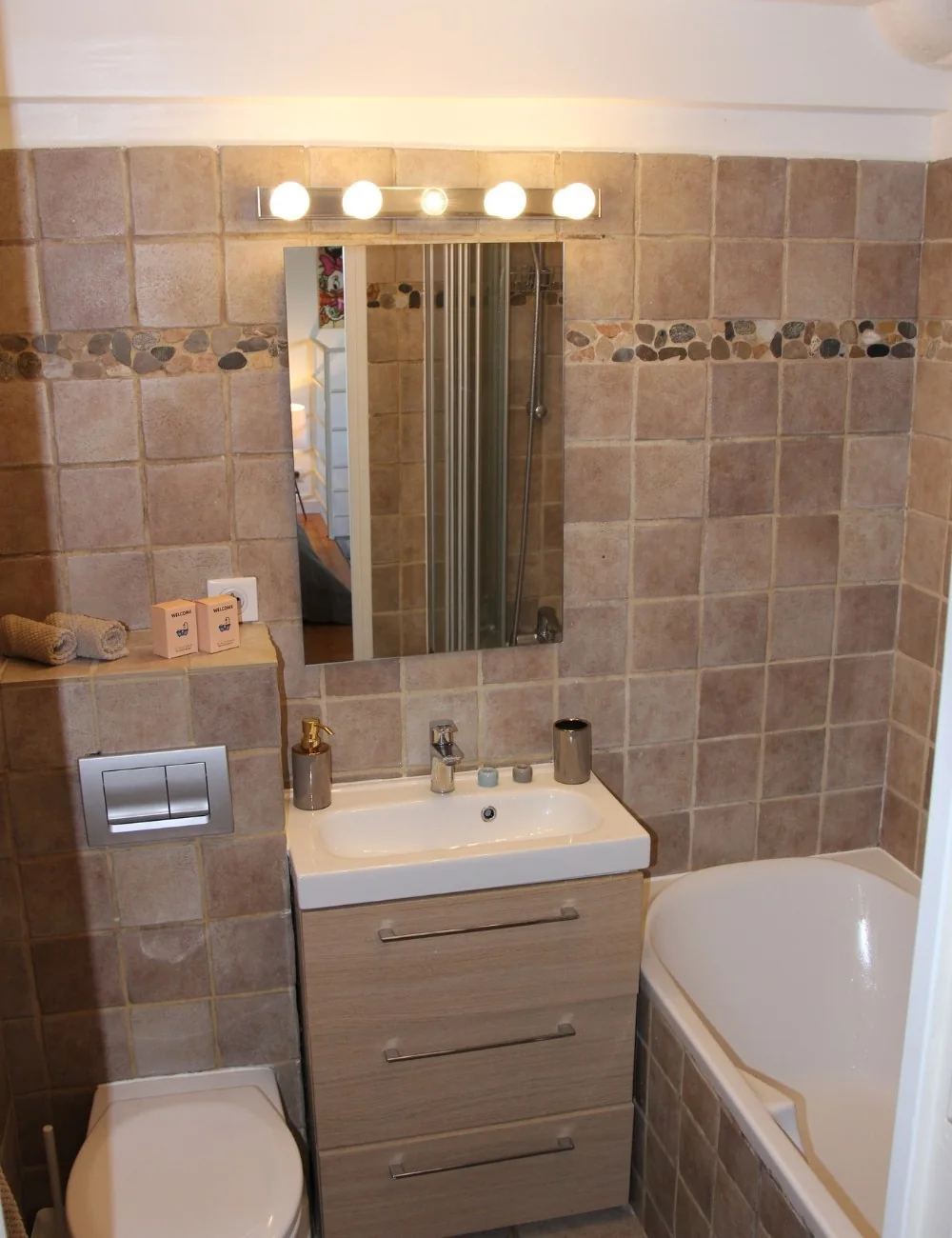 La salle de bains, avec baignoire et lavabo.