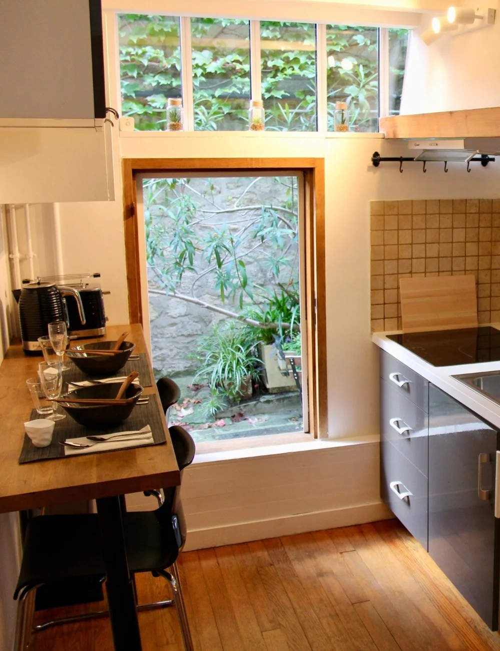La cuisine et la porte ouvrant directement sur l’allée.