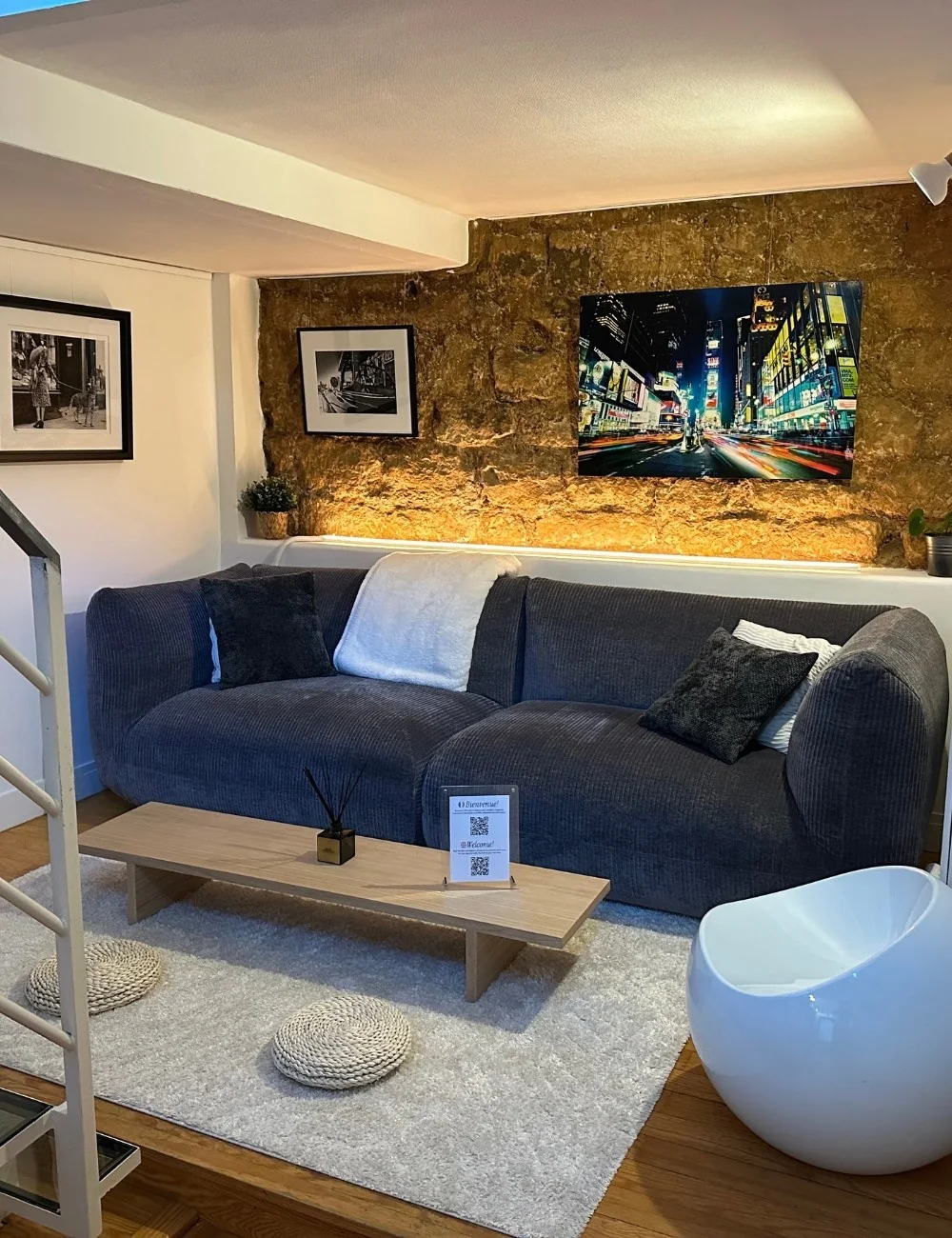 Le salon, son canapé et son parquet chaleureux.