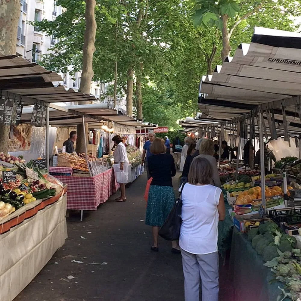 Les étals du marché à proximité du logement