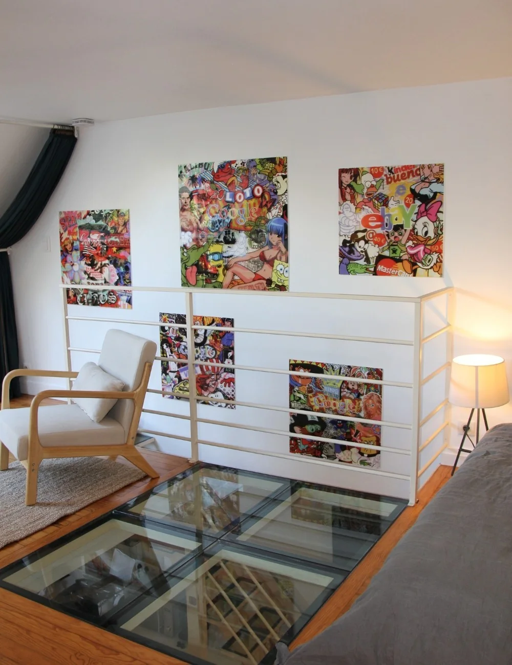 La mezzanine : œuvres d’art, sol vitré et garde-corps ouvert.